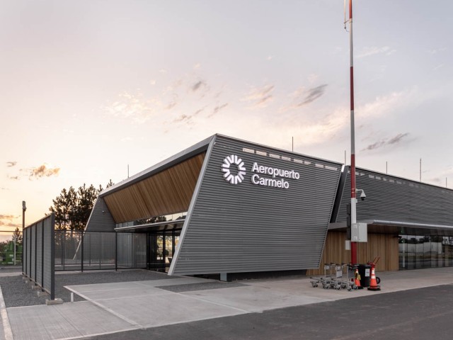 AEROPUERTO CARMELO